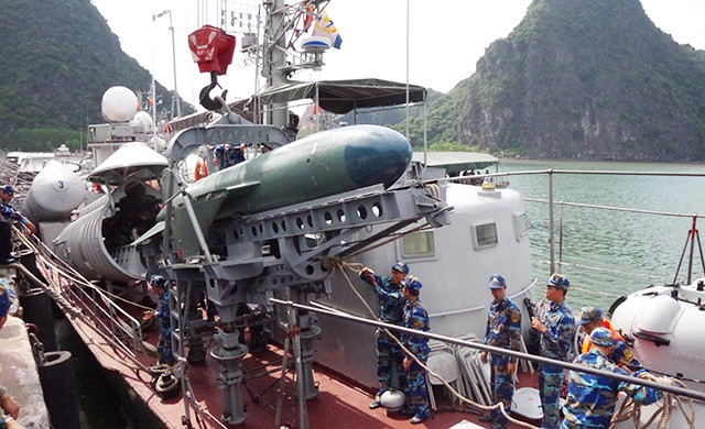Cán bộ, chiến sĩ tàu tên lửa 355, Hải đội 135, Lữ đoàn 170 (Quân chủng Hải quân) thực hành huấn luyện đưa tên lửa vào vị trí chiến đấu.