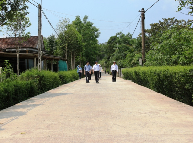 Tuyến đường liên thôn, liên xã ở xã Xuân Mỹ được bê-tông hóa, góp phần hoàn thành một trong 19 tiêu chí xây dựng NTM.