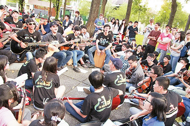 Các bạn trẻ ca hát tại Công viên 30-4 hưởng ứng Giờ Trái đất.