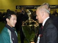 Toni Lê Hoàng nhận giải thưởng Cầu thủ xuất sắc nhất U19 Ba Lan năm 2004.