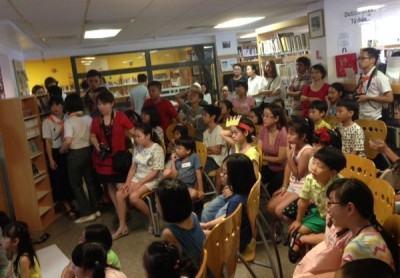 Rất đông bạn đọc nhí chăm chú theo dõi các trò đố vui liên quan đến truyện cổ Andersen.