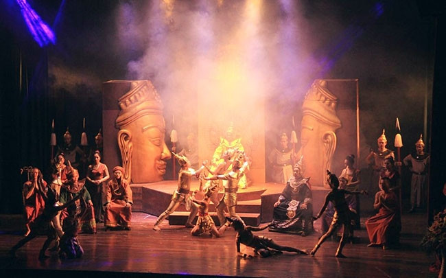 Cảnh trong vở diễn Ni sư Hương Tràng. Ảnh: GIA LINH