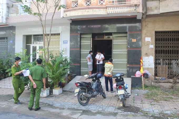 Công an tiến hành khám nghiệm hiện trường, điều tra nguyên nhân tử vong của ông Hưng.