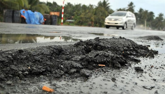 Nhiều vệt dài bê-tông nhựa đường trồi sụt phía làn đường dẫn chạy từ Bến Tre qua Trà Vinh.