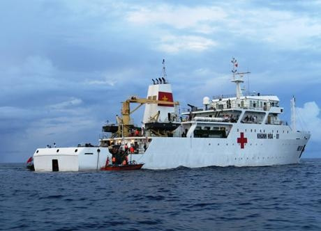 Tàu Bệnh viện Khánh Hòa 01-HQ 561.