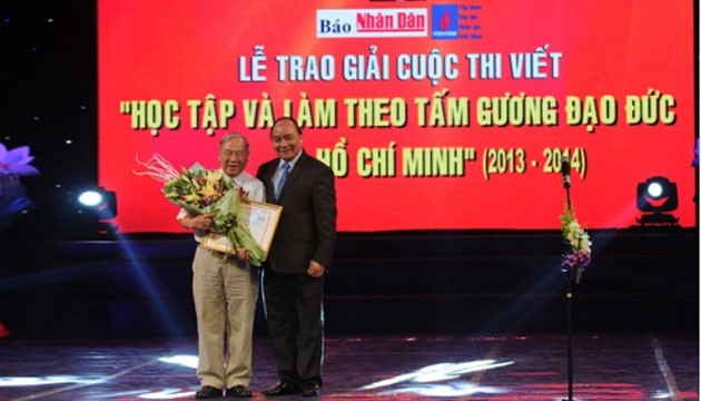 Phó Thủ tướng Nguyễn Xuân Phúc trao giải Nhất cho tác giả Hoàng Tiến (Ảnh: Thanh Chương).