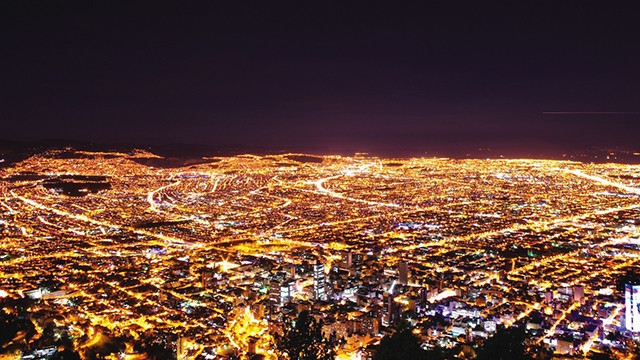 Ánh sáng đô thị dư thừa đã che khuất vẻ đẹp của trời đêm.