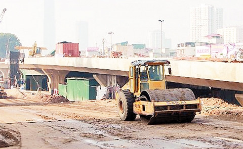 Thi công đường vành đai 2 đoạn nút giao Cầu Giấy - Láng.                           Ảnh: CHIẾN CÔNG