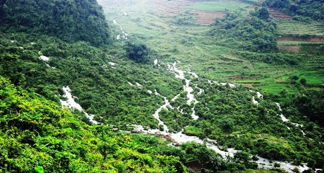 Thác Nặm Ngùa như dải lụa trắng giữa núi rừng xanh thẳm.