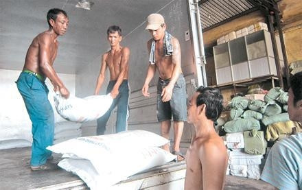 Người khuôn vác, chuyển hàng từ trên xe xuống.