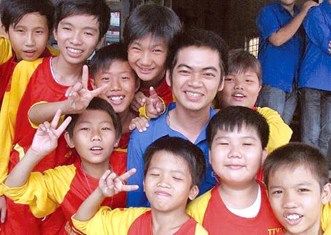 Bạch Thanh Tú và các em trong đội múa lân.