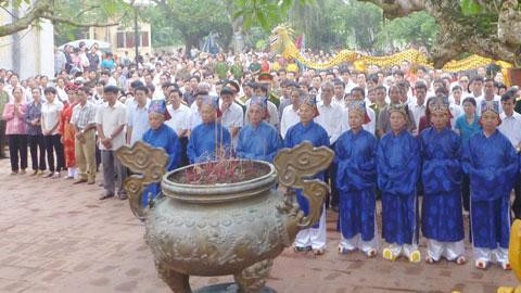 Đông đảo cán bộ, nhân dân địa phương và du khách dự lễ tưởng niệm 713 năm ngày mất Trần Hưng Đạo.