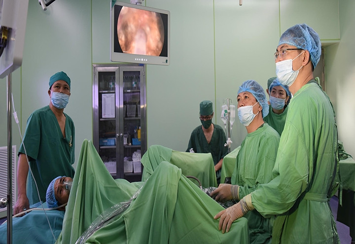 Mổ tuyến tiền liệt bằng công nghệ la-de ở Bệnh viện đa khoa TP Vinh. Ảnh: TỪ THÀNH