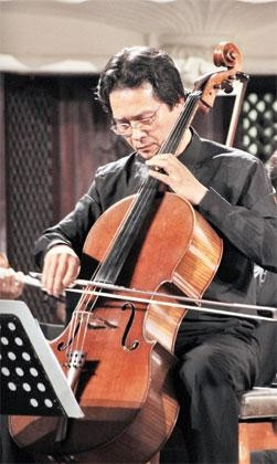 NSƯT Ngô Hoàng Quân trong đêm nhạc tại Nhà hát Lớn.