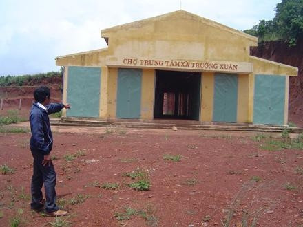  Người dân xã Trường Xuân, huyện Ðác Song bức xúc vì chợ bỏ hoang trong khi người dân không có chỗ để buôn bán.