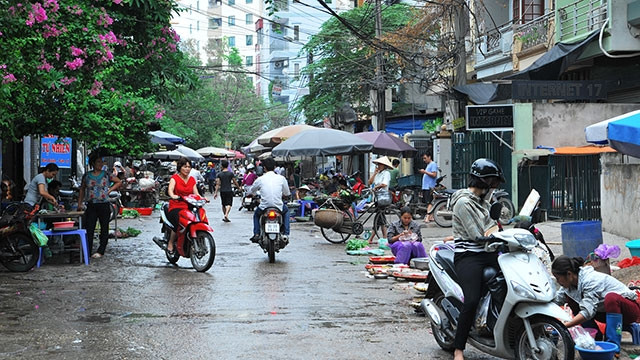 Tình trạng chợ tạm mọc lên ở nhiều tuyến phố tại Hà Nội gây nên cảnh nhếch nhác, mất mỹ quan đô thị.