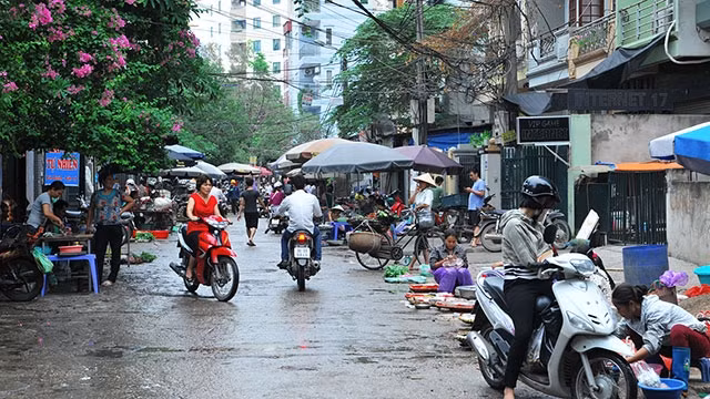 Tình trạng chợ tạm mọc lên ở nhiều tuyến phố tại Hà Nội gây nên cảnh nhếch nhác, mất mỹ quan đô thị.