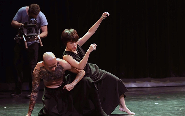 NSƯT Trần Ly Ly (bên phải) trong một buổi tập với các nghệ sĩ.