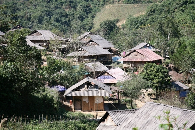 Ở các bản vùng cao đồng bào dân tộc thiểu số Mường Ảng, người dân vẫn còn hủ tục chữa bệnh kiểu mê tín dị đoan.