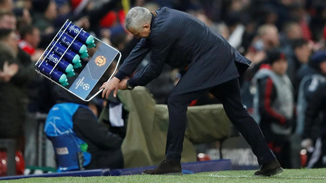 Mourinho & những pha ăn mừng... lạ