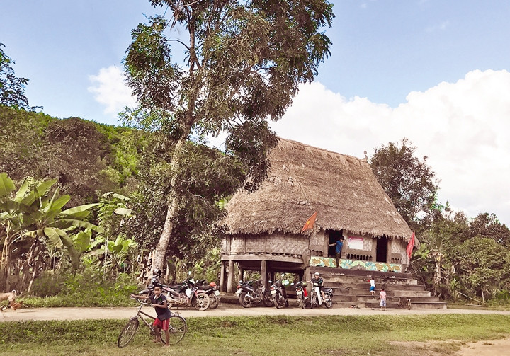 Cuộc sống của bà con bản Bhơ’Hôồng, xã Sông Kôn, huyện Đông Giang đã khác xưa nhiều lắm.