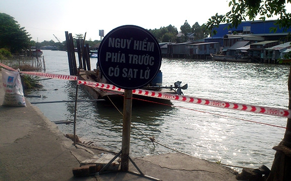 Bờ sông Cái Sắn, phường Mỹ Thạch, TP Long Xuyên (An Giang) bị sạt lở nghiêm trọng.