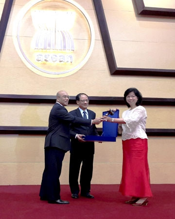 Đại sứ hai nước Lào và Philippines bàn giao cương vị Chủ tịch ASEAN trước sự chứng kiến của TTK Lê Lương Minh. (Ảnh: V.T)