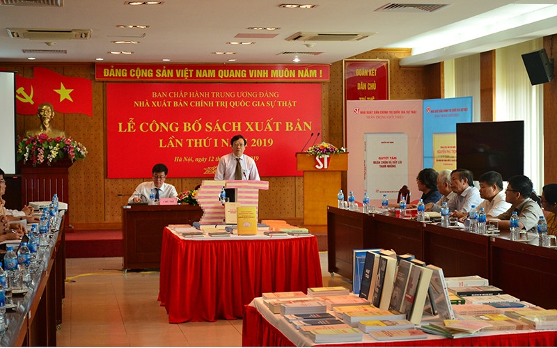 Lãnh đạo Nhà xuất bản Chính trị quốc gia Sự thật chủ trì lễ công bố.