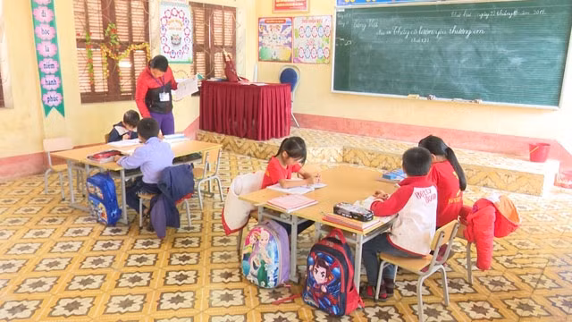 Một số học sinh Trường tiểu học Đức Vân đã nghỉ học vào ngày 22-10 do sợ ảnh hưởng đến sức khỏe vì mùi lạ. 