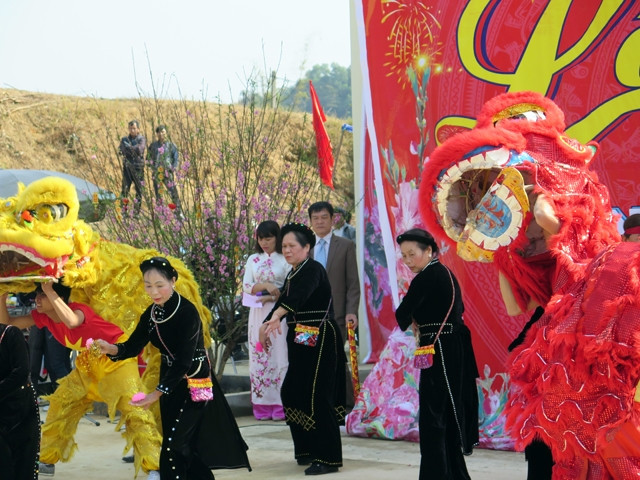 Múa sư tử của đồng bào Tày tại lễ hội Lồng Tồng xã Hải Yến, huyện Cao Lộc (Lạng Sơn).