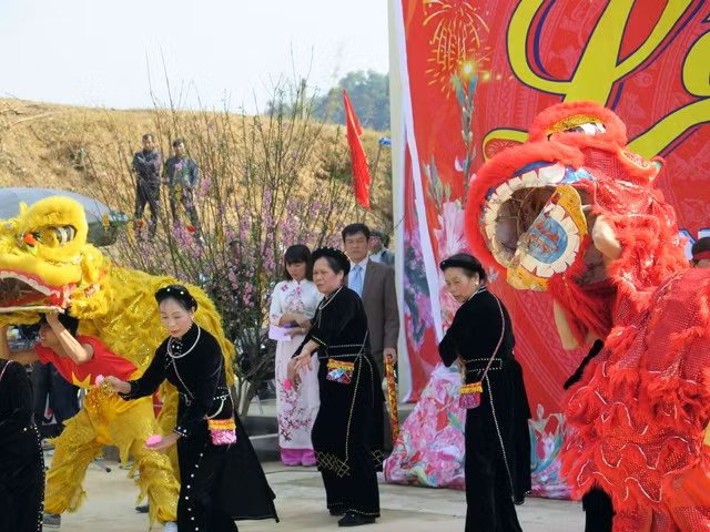 Múa sư tử của đồng bào Tày tại lễ hội Lồng Tồng xã Hải Yến, huyện Cao Lộc (Lạng Sơn).