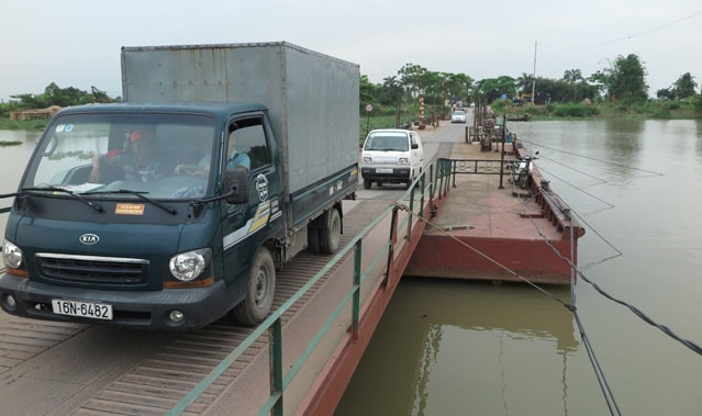 Cầu phao Hàn này sẽ được thay thế bằng cầu vĩnh cửu vào cuối năm nay.