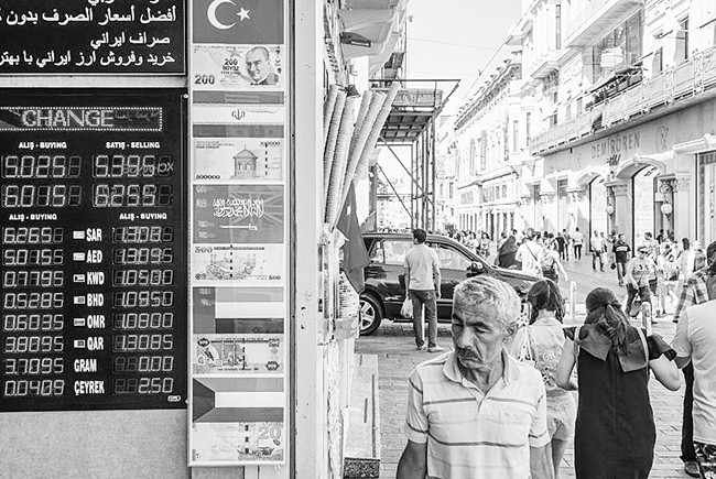 Một văn phòng trao đổi ngoại tệ ở Istanbul, Thổ Nhĩ Kỳ. Ảnh: Asia Times