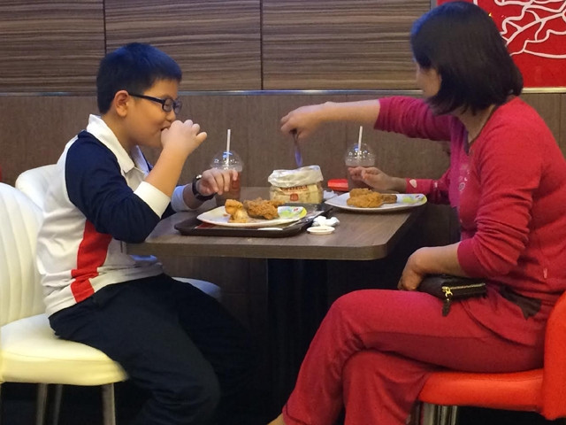 Đồ ăn nhanh ngày càng thu hút giới trẻ, nhất là các em nhỏ.