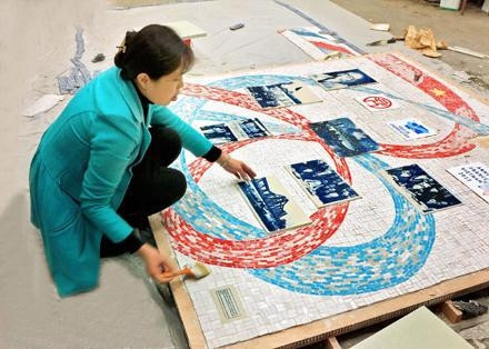  Họa sĩ Thu Thủy thực hiện những công đoạn cuối của bức tranh gốm tặng TP Soa-xi Lơ Roa.