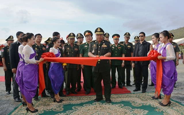 Cắt băng khánh thành công trình.