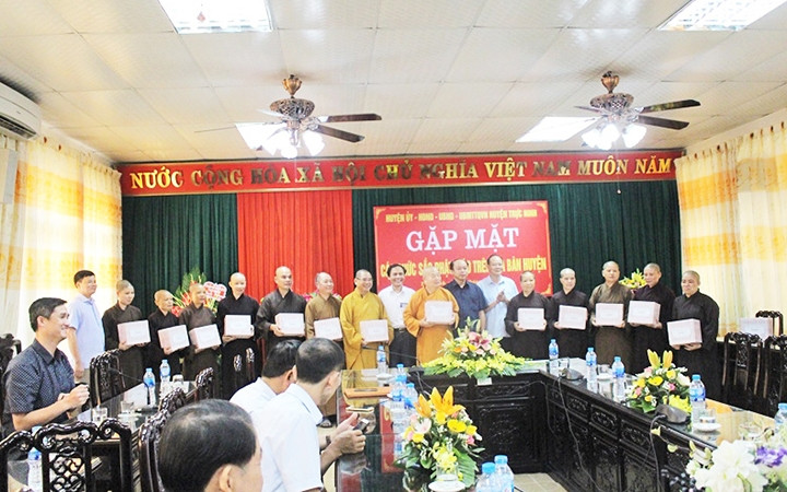 Đại diện lãnh đạo huyện gặp mặt, tặng quà và chụp hình lưu niệm cùng các vị chức sắc tôn giáo trên địa bàn. Ảnh: MAI LAN