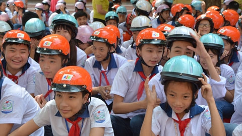 Trao 1.900 mũ bảo hiểm cho học sinh Yên Bái