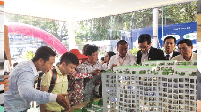 Người dân đến tìm hiểu mua nhà tại một dự án của Công ty cổ phần đầu tư Hưng Thịnh.