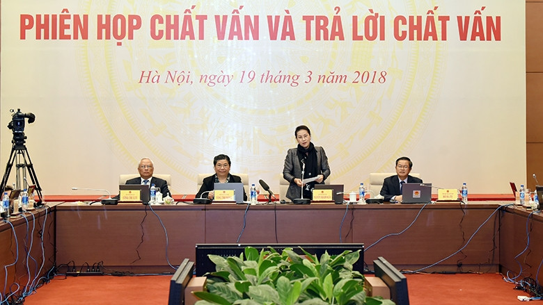 Ðổi mới cách chất vấn giúp tiết kiệm thời gian, tăng số lượng câu hỏi và tìm ra được giải pháp cho nhiều vấn đề. Ảnh: Ðoàn Bắc