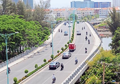 Cầu Him Lam bắc qua sông Ông Lớn (nối quận 7 và huyện Bình Chánh) là một trong những công trình được xây dựng bằng hình thức xã hội hóa.