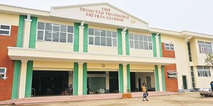 Chợ - trung tâm thương mại thị trấn Vân Ðình được xây dựng khang trang hiện đại nhưng thưa vắng người kinh doanh, mua sắ