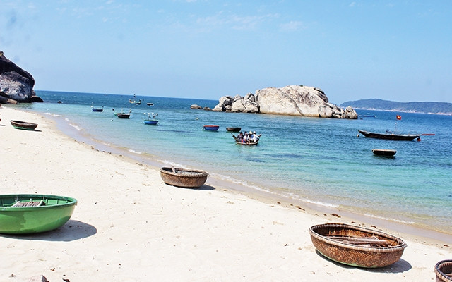 Bãi Làng gần khu dân cư nhưng sạch bong.