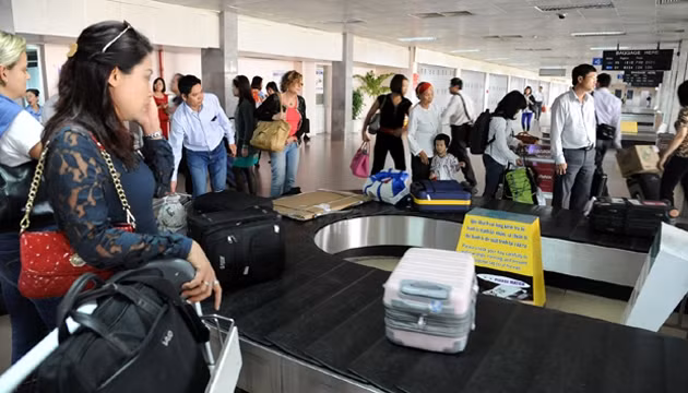 Hành khách tại sân bay Tân Sơn Nhất. (Ảnh: Trần Hải)