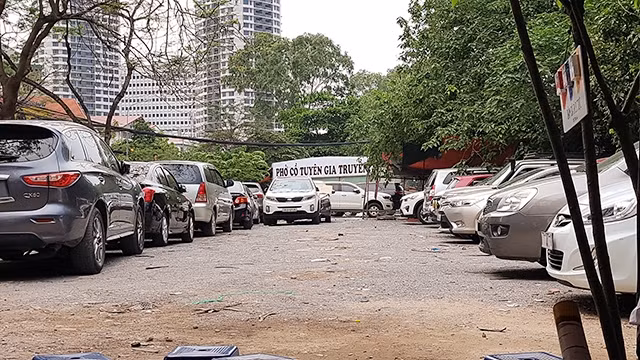 Tình trạng trông giữ xe không phép lấn chiếm hè đường tại ngõ 78 phố Duy Tân cần phải được xử lý.