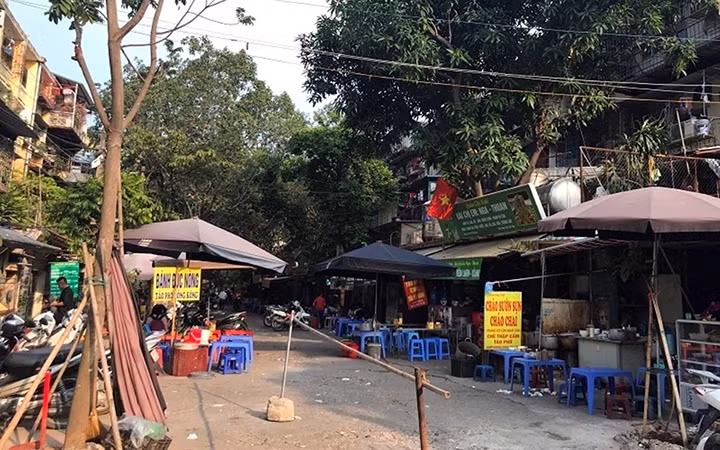 Hàng quán lấn chiếm khoảng sân chung tại Khu tập thể Thành Công (Hà Nội).Ảnh: THƯỜNG DUY