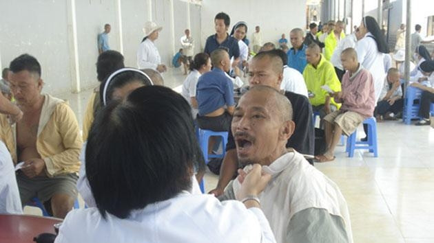 Khám cho người bệnh tâm thần tại cơ sở bảo trợ xã hội ở Lâm Đồng (Ảnh: Hội Chữ thập đỏ TP Hồ Chí Minh).