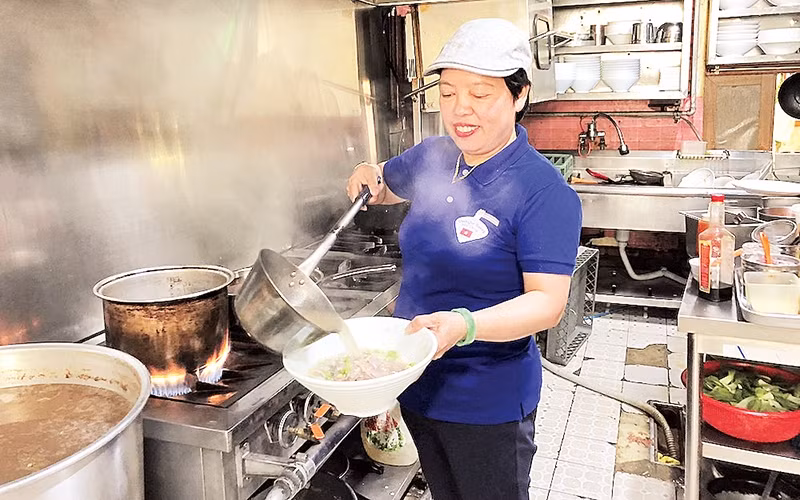 Chị Lê Thị Hoài Thu trực tiếp chế nước dùng cho món Phở.