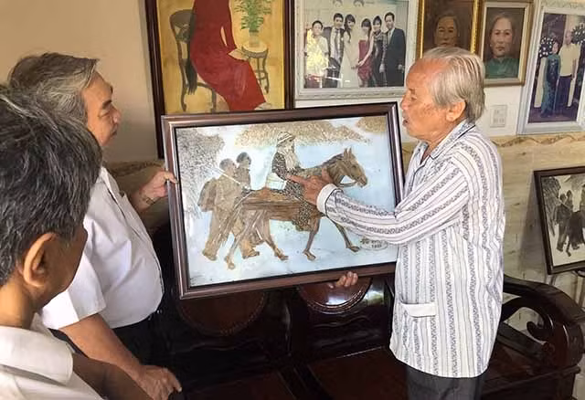 Hoạ sĩ Đỗ Năm tiếp bạn đến thưởng thức tranh.