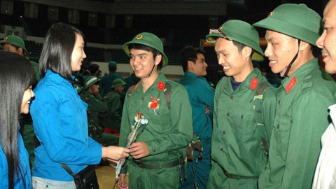 Thanh niên đảng viên trẻ Đinh Công Huân, SN 1992 (thứ tư từ phải qua), lên đường nhập ngũ đợt 1, sáng 15-2 ở TP Đà Nẵng. (Ảnh: THANH LỘC)